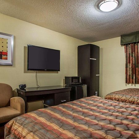 Belleville Rodeway Inn מראה חיצוני תמונה