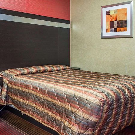 Belleville Rodeway Inn מראה חיצוני תמונה