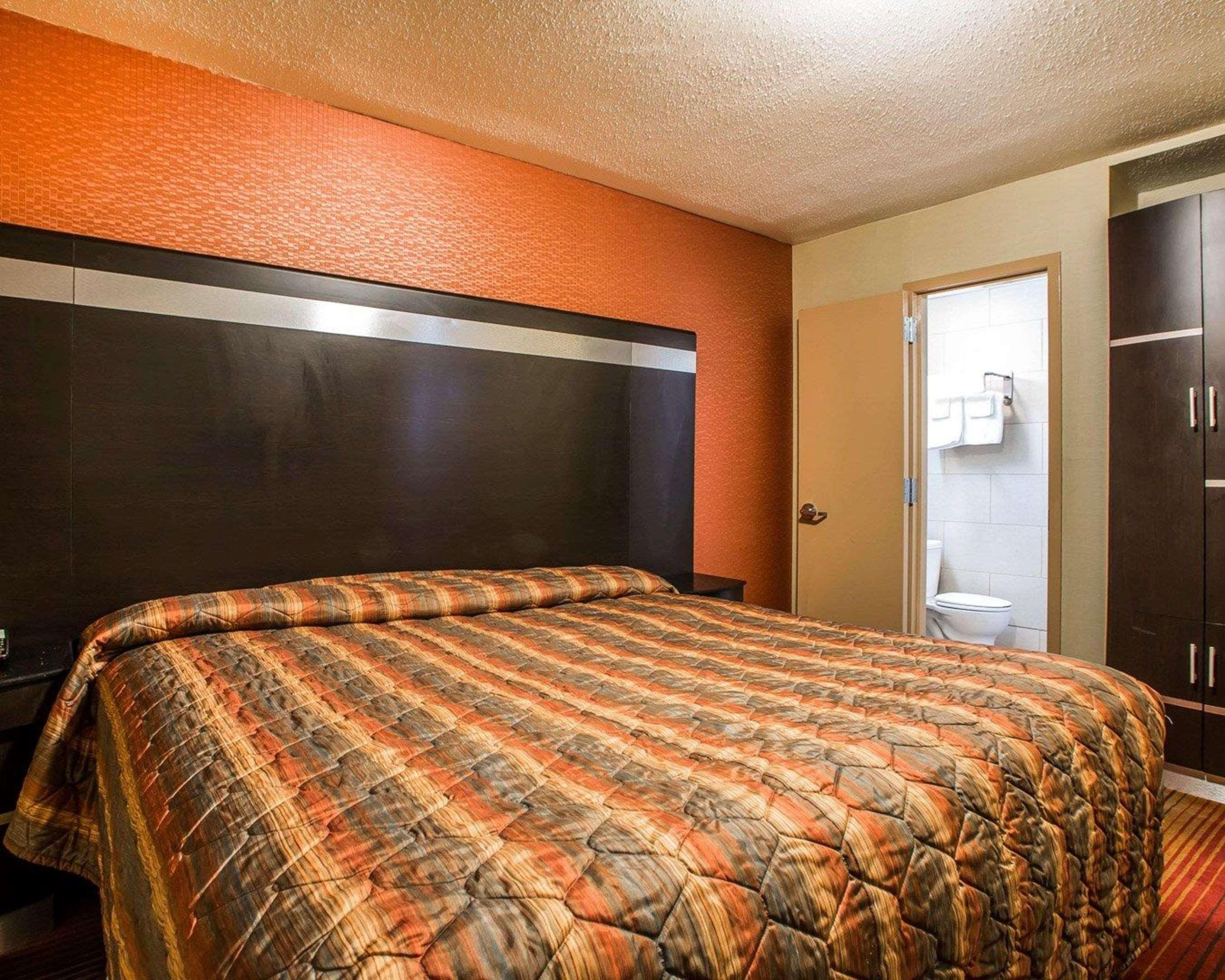 Belleville Rodeway Inn מראה חיצוני תמונה