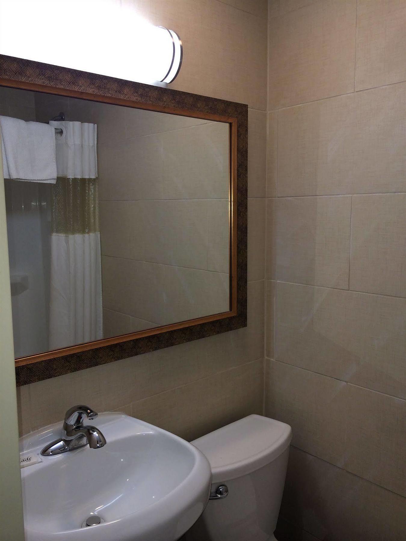 Belleville Rodeway Inn מראה חיצוני תמונה